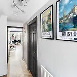 Апартаменти Sleek Stylish House 2 Parking - Hot Tub Бристоль