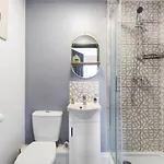 Апартаменти Sleek Stylish House 2 Parking - Hot Tub
