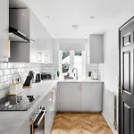 Апартаменти Sleek Stylish House 2 Parking - Hot Tub *