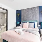 Sleek Stylish House 2 Parking - Hot Tub Апартаменти *