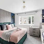 Sleek Stylish House 2 Parking - Hot Tub Апартаменти *
