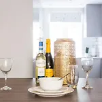 Апартаменти Sleek Stylish House 2 Parking - Hot Tub *