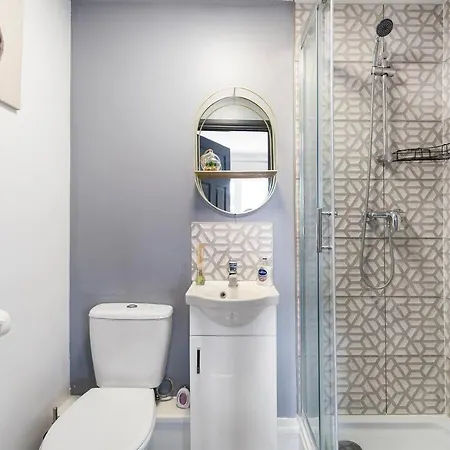 Appartement Sleek Stylish House 2 Parking - Hot Tub