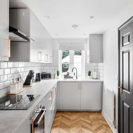 Appartement Sleek Stylish House 2 Parking - Hot Tub *