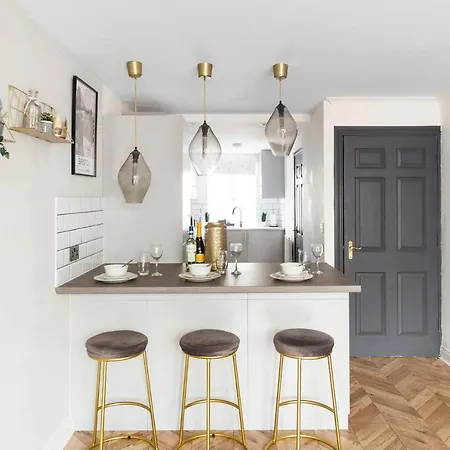 Sleek Stylish House 2 Parking - Hot Tub * Bristol