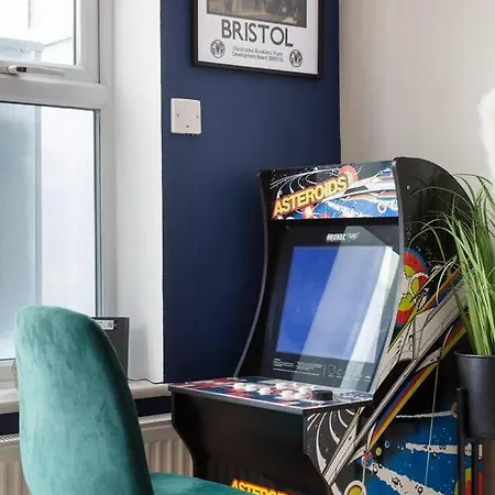 Sleek Stylish House 2 Parking - Hot Tub Apartment Bristol