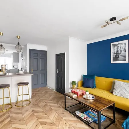 Sleek Stylish House 2 Parking - Hot Tub Apartment *