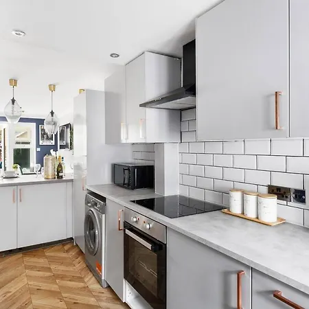 Appartement Sleek Stylish House 2 Parking - Hot Tub