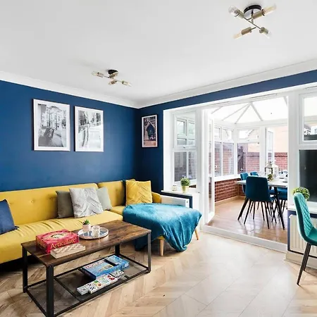 Sleek Stylish House 2 Parking - Hot Tub Apartment