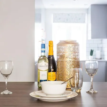 Appartement Sleek Stylish House 2 Parking - Hot Tub *