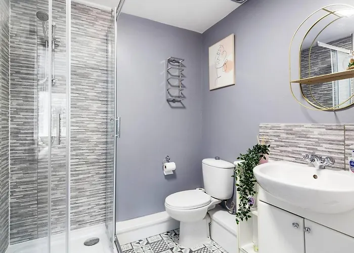 Apartman Sleek Stylish House 2 Parking - Hot Tub Bristol