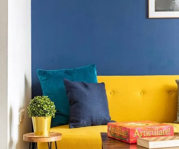 Sleek Stylish House 2 Parking - Hot Tub Apartment *