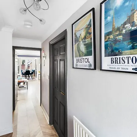 Apartman Sleek Stylish House 2 Parking - Hot Tub Bristol