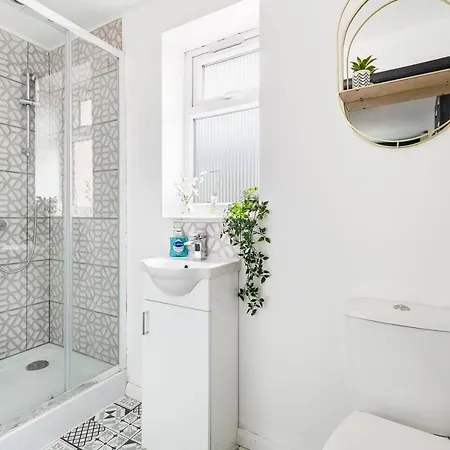 Sleek Stylish House 2 Parking - Hot Tub Bristol