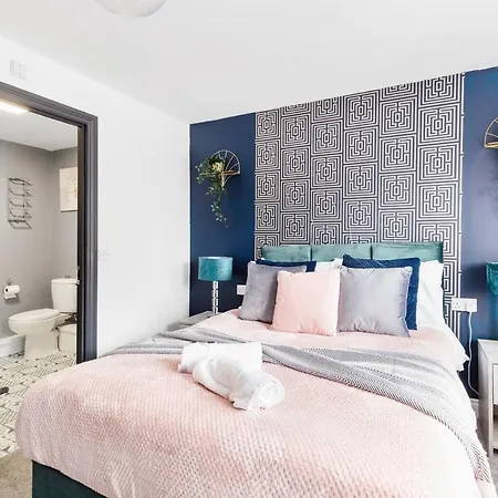 Sleek Stylish House 2 Parking - Hot Tub Apartman *