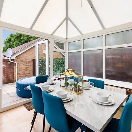 Apartman Sleek Stylish House 2 Parking - Hot Tub